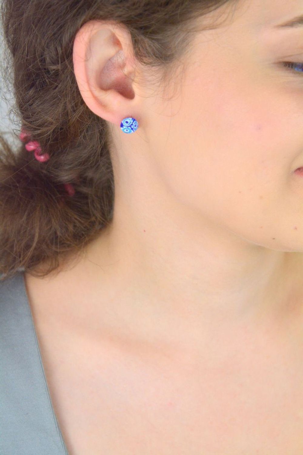 Kolczyki damskie srebrne 925 – Murano 57. Okrągłe, ręcznie robione szkło Murano z zatopionymi kwiatkami w odcieniach niebieskim i białym. Waga 2 g, wielkość 9 mm, zapięcie sztyft.1.jpg